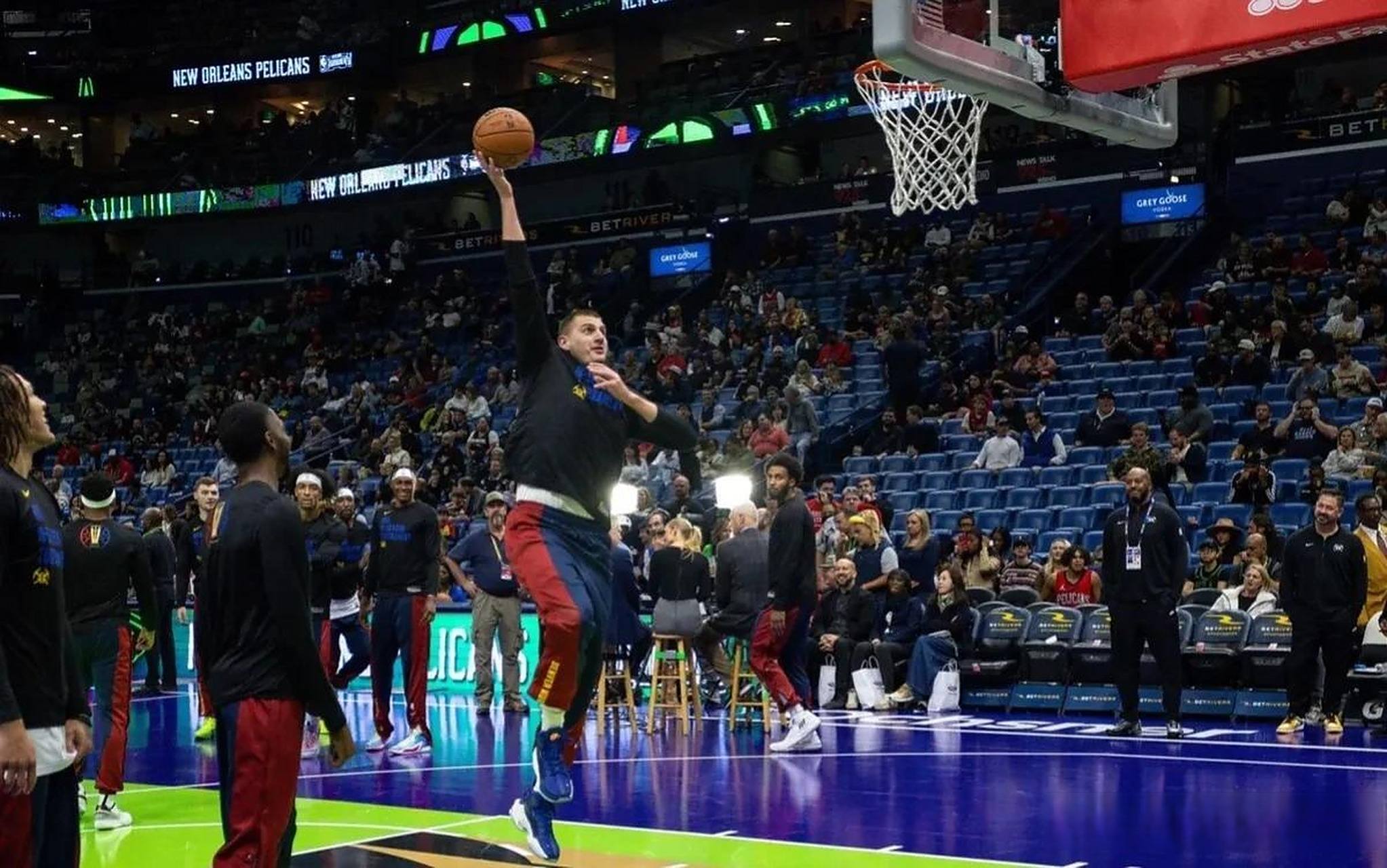 包含丹佛掘金训练开放日；加时末段止住颓势引观众欢呼；NBA季后赛在即；资深球员宣示担当的词条