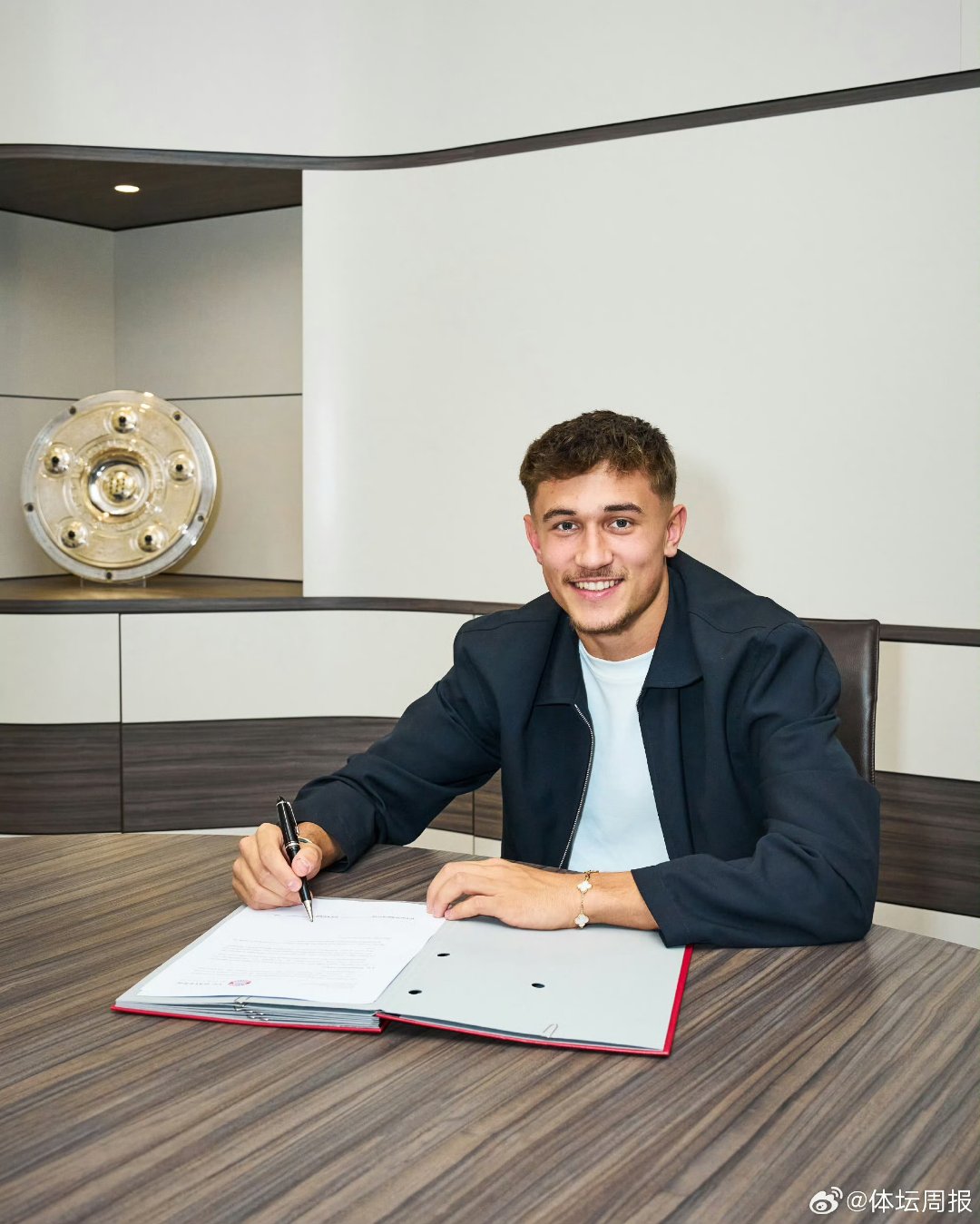 德甲清晨走向成谜,拜仁慕尼黑官宣签约,话题不断,临场指挥获称赞 德甲清晨走向成谜,拜仁慕尼黑官宣签约,话题不断,临场指挥获称赞