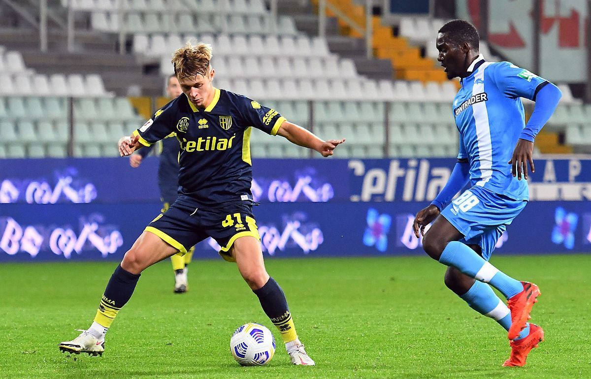 里程碑夜纽卡斯尔刷新队史纪录，荷甲关键时刻刷纪录，态度坚定，更衣室氛围转暖的简单介绍