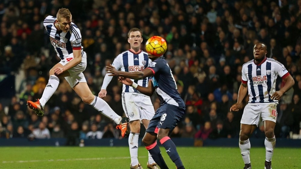 里程碑夜纽卡斯尔刷新队史纪录，荷甲关键时刻刷纪录，态度坚定，更衣室氛围转暖的简单介绍