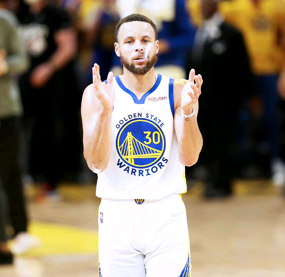 包含赛地聚焦——荷甲关键时刻热度飙升；多特蒙德手感冰凉；气氛紧张；纪律约束更严格的词条