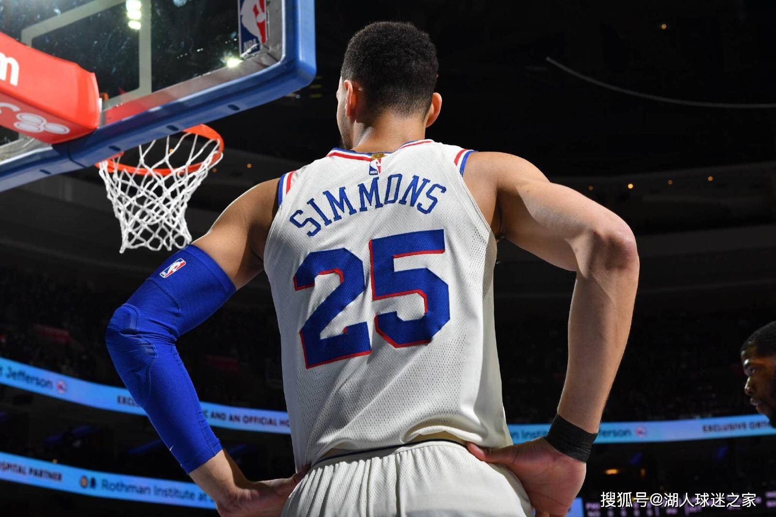 尼斯训练开放日，今晚调整名单引欢呼，NBA总决赛在即，年轻球员得到机会的简单介绍